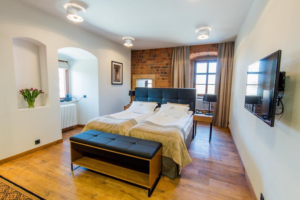 Zamek Topacz Wysoka  Extérieur photo