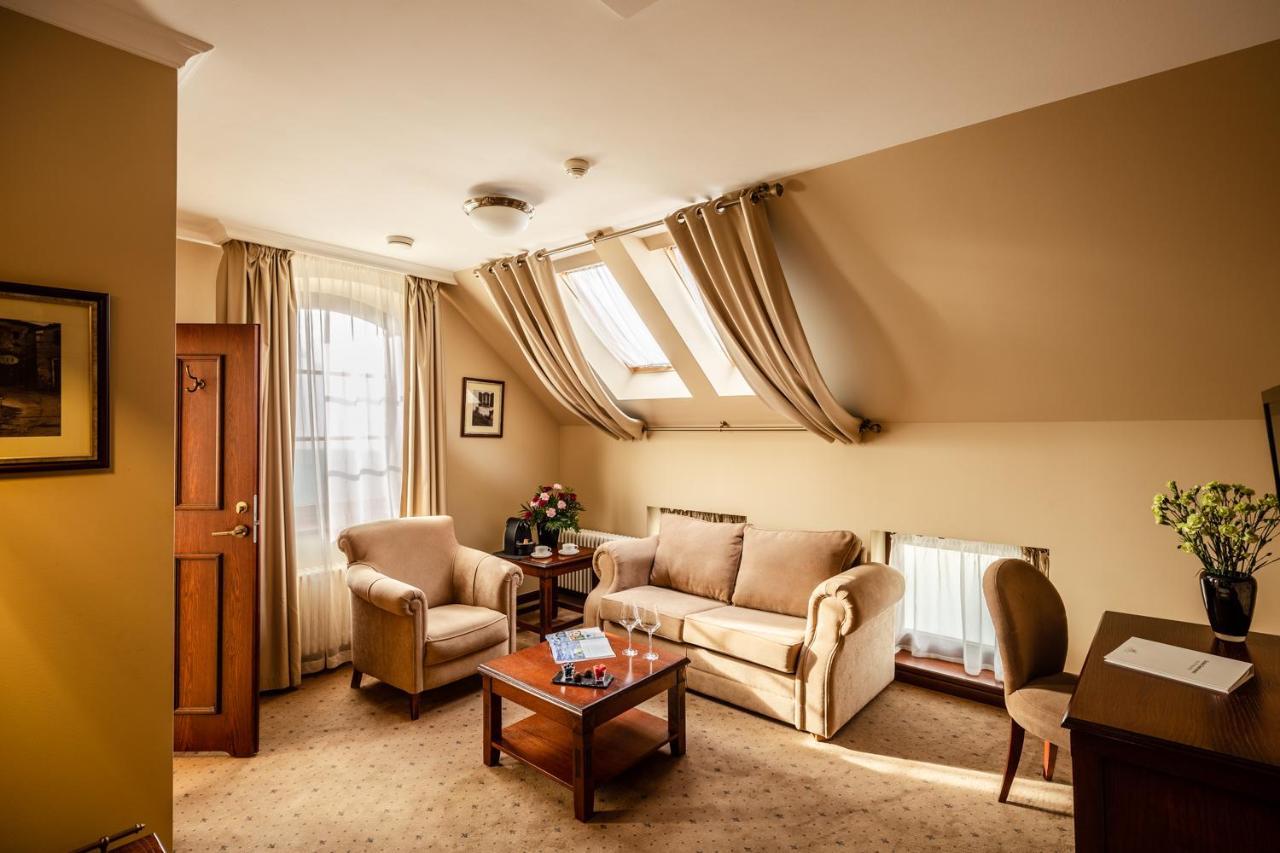 Zamek Topacz Wysoka  Extérieur photo
